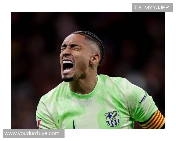 没有眉毛的足球巨星形象引发热议球迷关注其独特外貌魅力