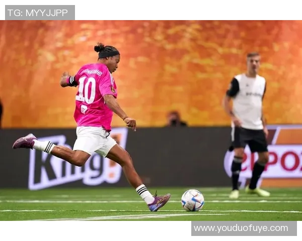 足球球星断腿重伤后顽强康复重返绿茵赛场再现辉煌